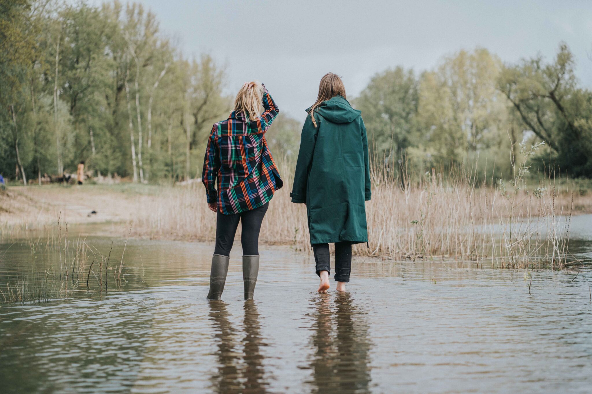 Studio Tij en Cobalt starend over het water