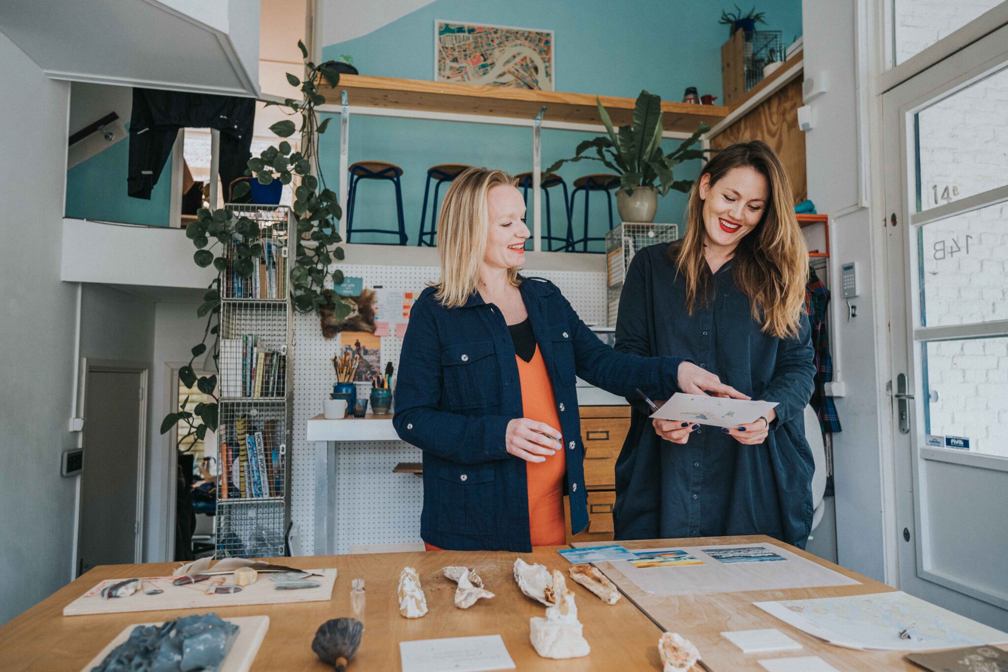 Studio Tij en Cobalt staand aan werktafel